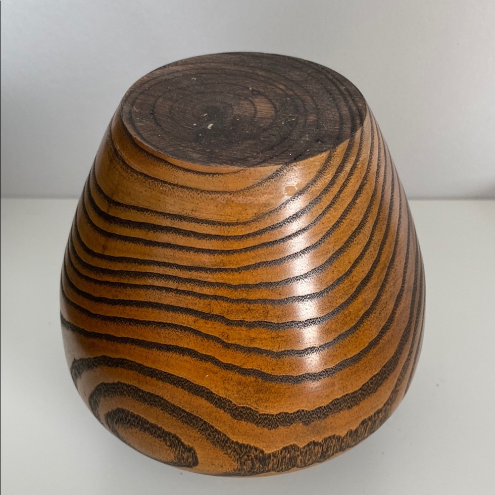 Wooden Vase with Natural Grain Pattern - Picture 4 of 7